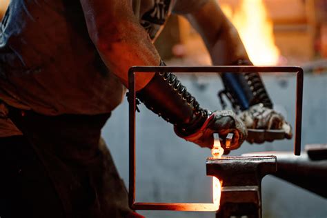 Opportunità per fabbri e artisti del ferro: candida la tua opera alla open call “STRIKE”, mostra itinerante europea di Iron Notes